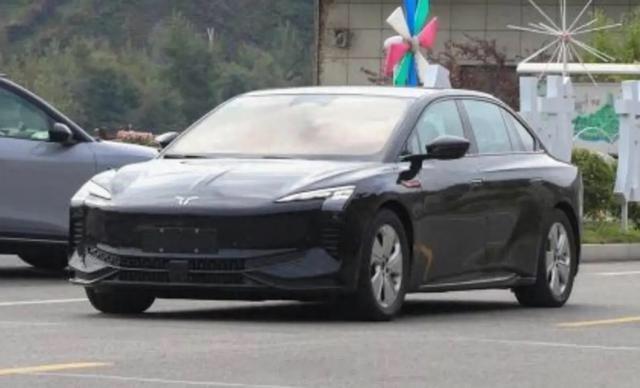 #新能源汽车# 【红旗E001现身街头，有望在11月30日正式下线】日前，红旗E