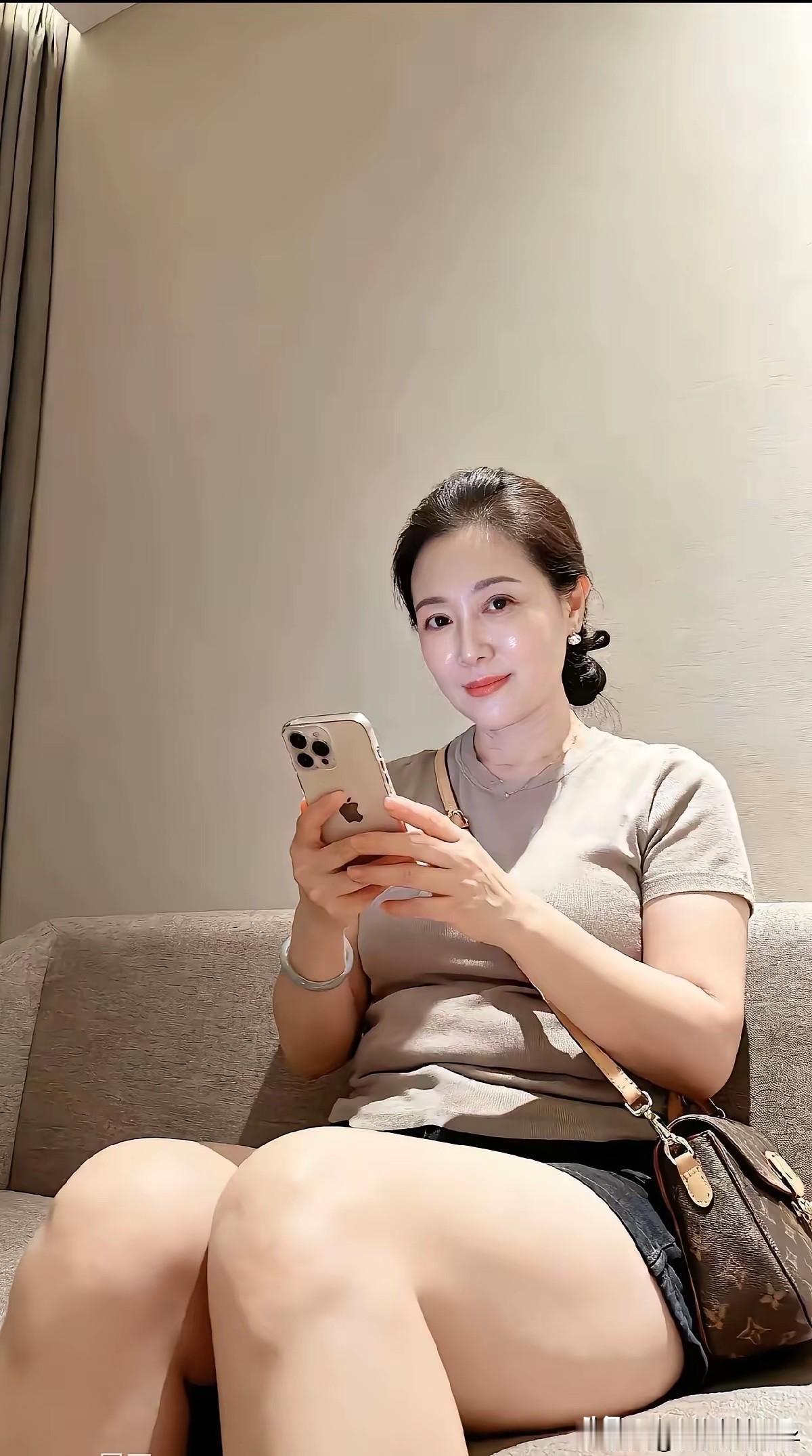 女人完全爱一个男人的时候
就是宽衣解带
就是把一切都托付给这个男人
这个男人就是