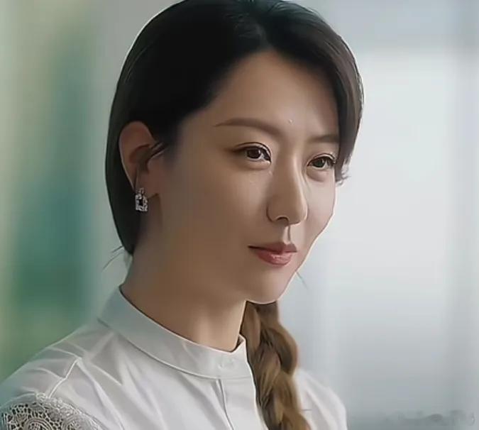 《亦舞之城》里白冰饰演的温佩妍，麻花辫造型太惊艳了！慵懒随性中透着时尚文艺感，不