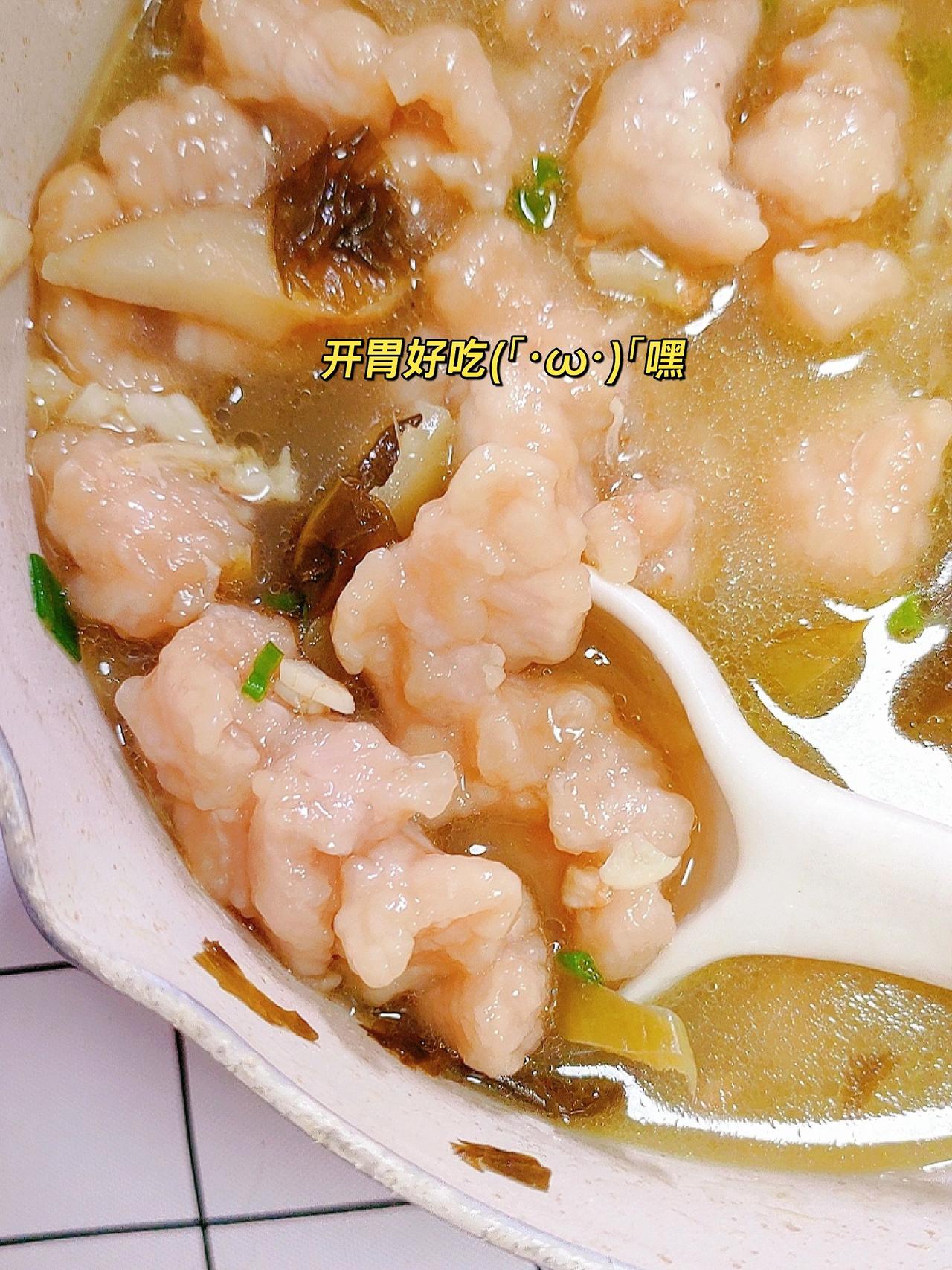 我我自己煮的酸菜肉滑羹汤，好喝的不像话
胃口不好的时候，给自己整一碗就活过来了~