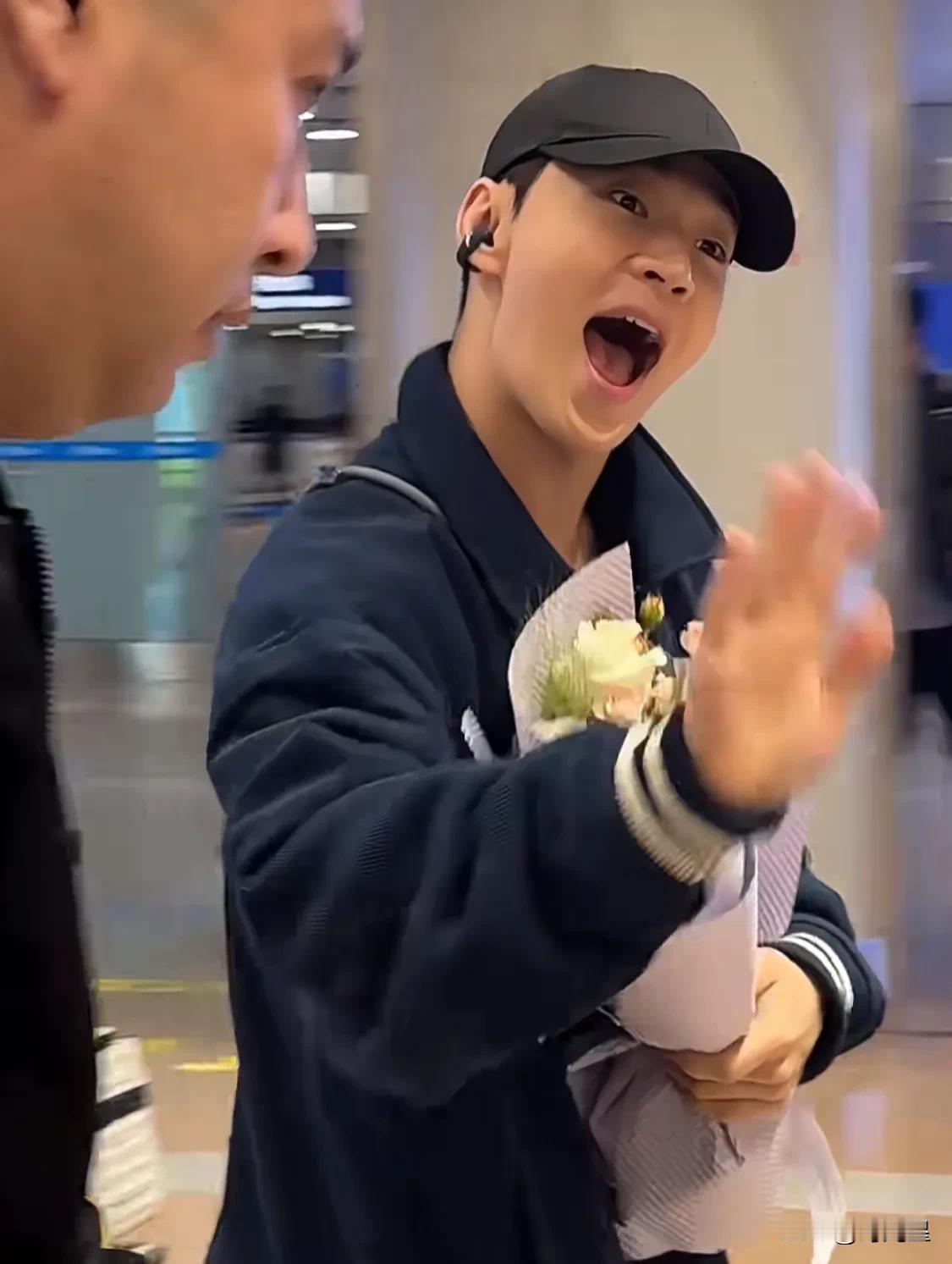话筒🎙️掉裤腿宝宝又掉手机📱😷了！
粉丝大喊提醒他，他以为是对他的难舍难分