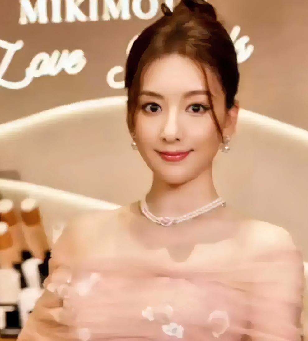 郭富城妻子方媛近况
方媛1987年生于安徽芜湖，早年曾担任模特、拍摄写真，还参与