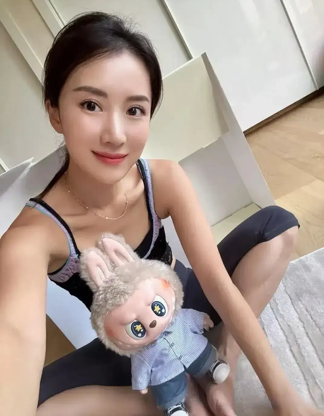 李念今日分享美照，和超大号labubu 合影，40岁穿吊带美得似少女，Labub