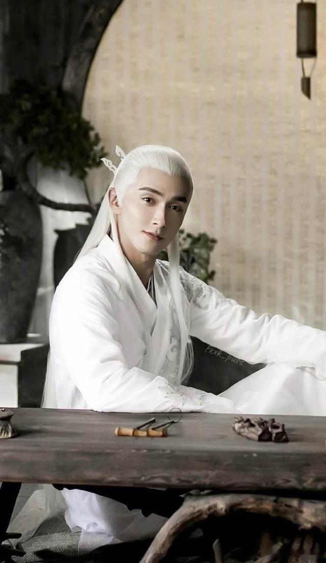 高伟光时隔5年重现白发帝君 是谁的青春 DNA 狠狠动了？是那个剖心为戒护爱人、