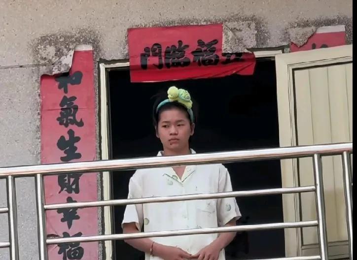 婵宝终于忍不住了，她对着门口那些人，提高了声音：“你们都回去吧！这里太吵了！”说