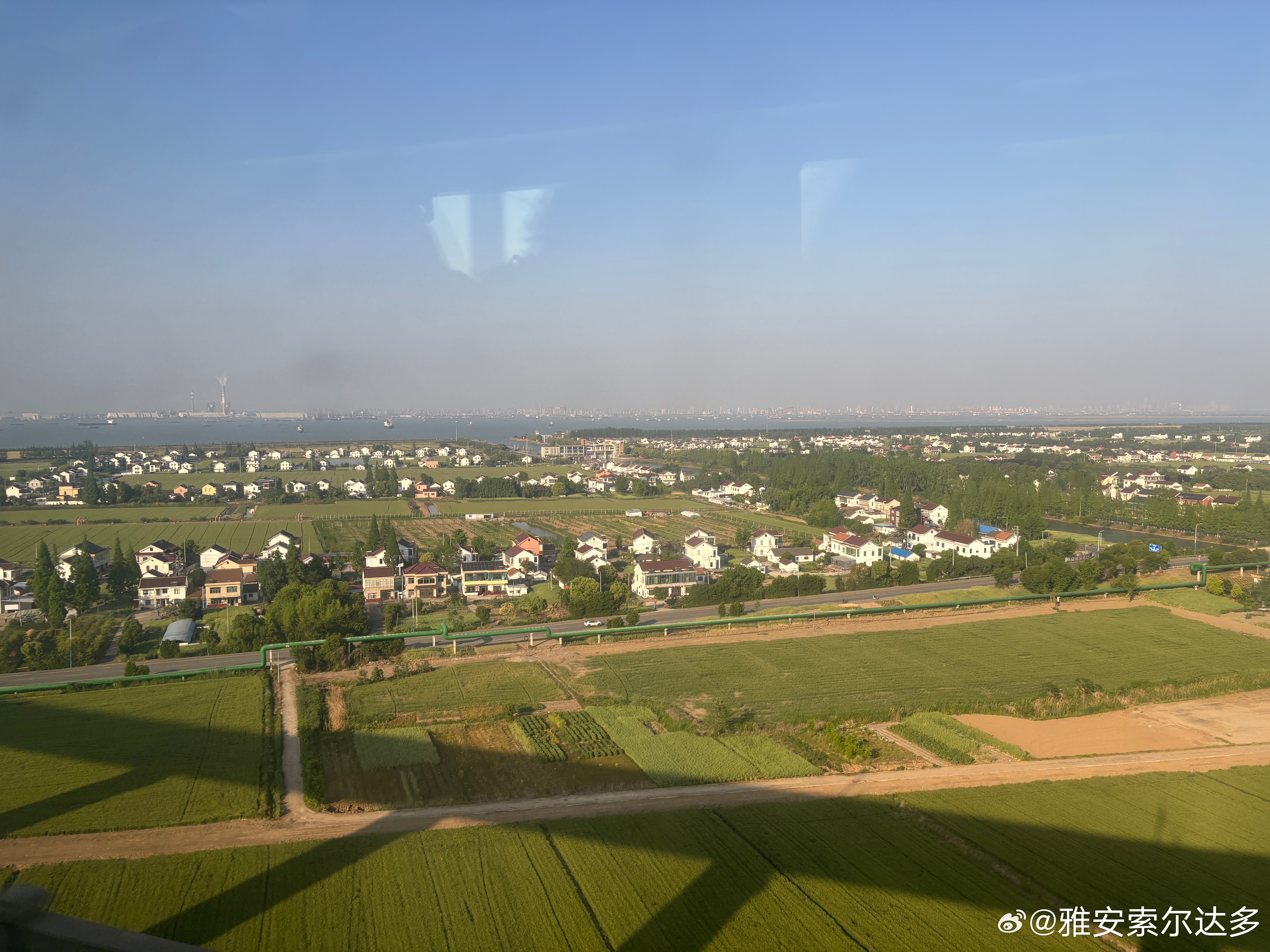 牛马们坐个地铁，几乎站站都接近延误，原因是驾驶室那个门不容易关上，几乎每一站都要