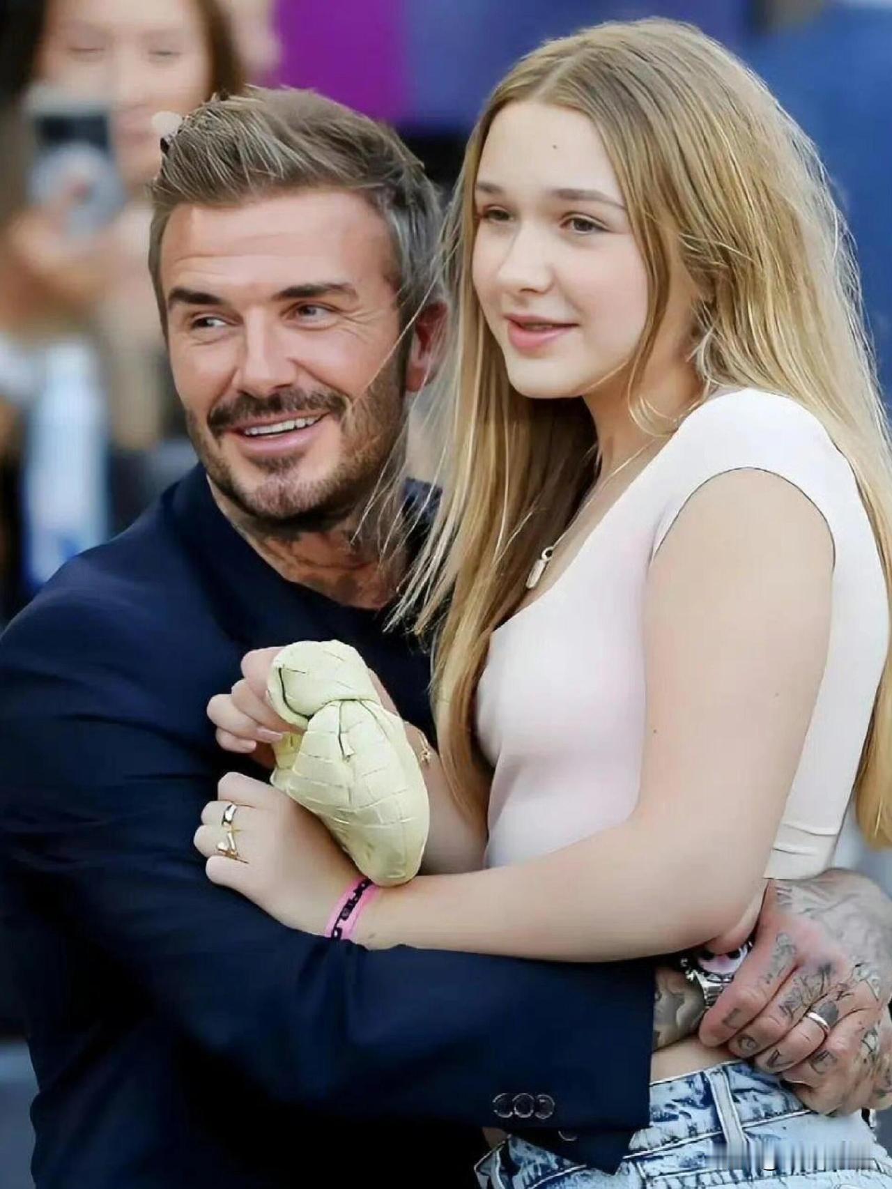 贝克汉姆14岁女儿小七长成大姑娘了
看到贝小七的近照，直接被惊到！

印象里还是