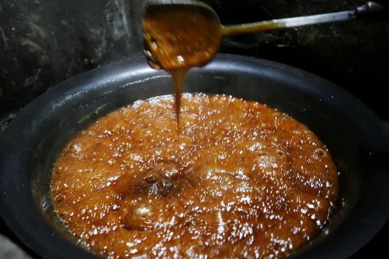 街头巷尾烤薯香，
天寒地冻卖声忙。
缩颈迎风非畏若，
家中老少能安康。