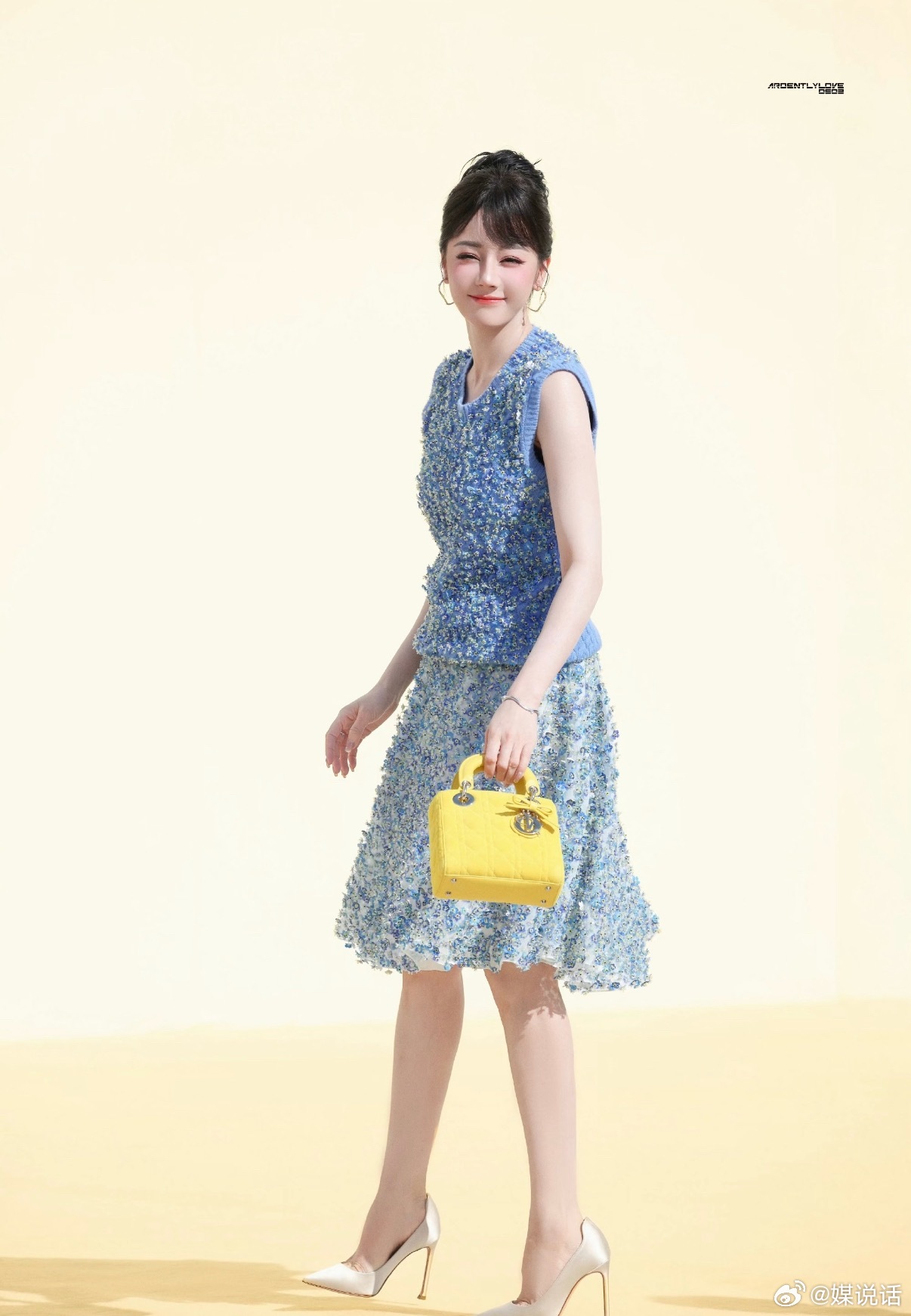 白鹿洞洞鞋又双叒叕出圈 起猛了，白鹿这张和迪丽热巴好像有木有