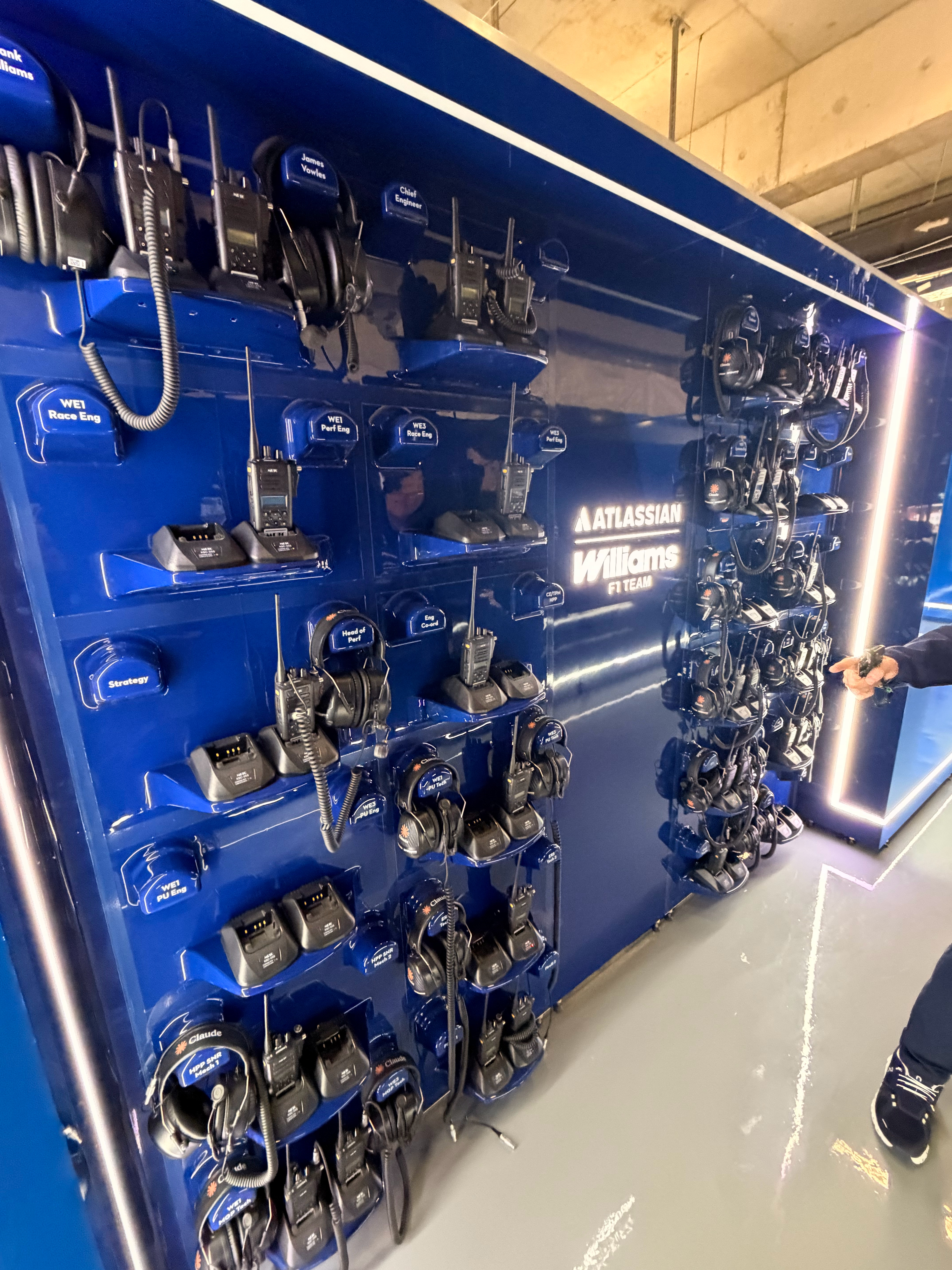 昨天在威廉姆斯p房问他们解释了为什么同样用梅赛德斯动力单元，他们的速度不如梅赛德