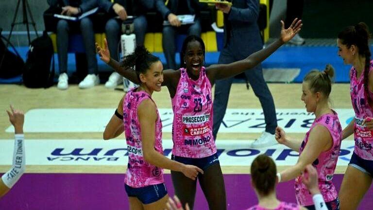 科内利亚诺3比1赢了斯坎迪奇，12连胜稳坐意甲女排第一，冬季冠军这头衔基本没跑了