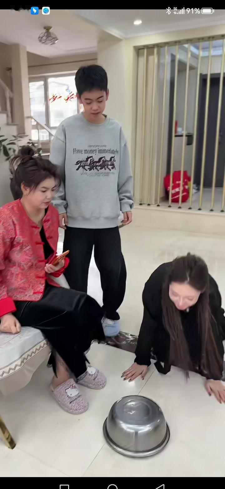 女儿跪下磕头说新年快乐，她妈一脚踹飞眼前的铁盆，碎片哐当砸了一地。
你三十了连个