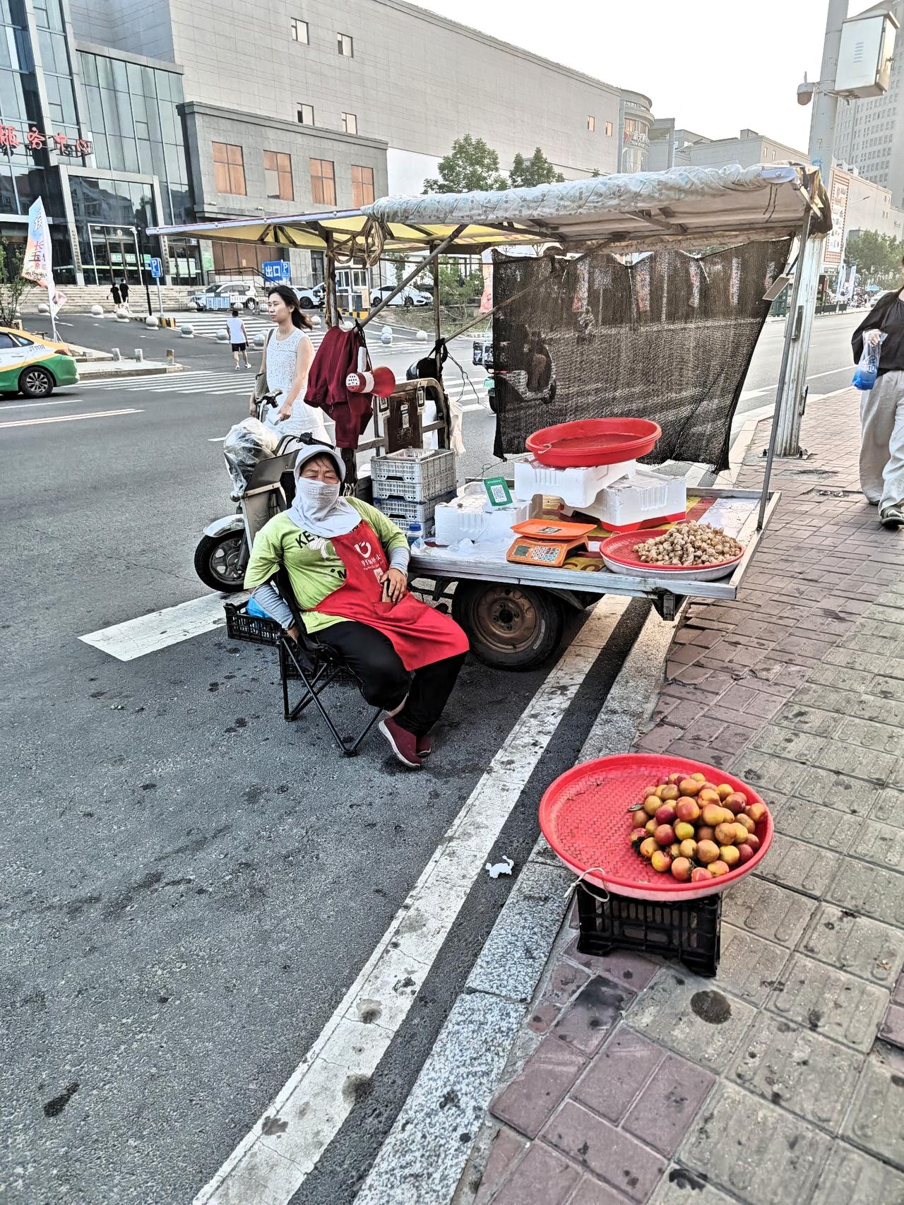 中东新天地购物公园的斜对面，就是六路，十一路、六十二路、二十一路站点。往来乘车的
