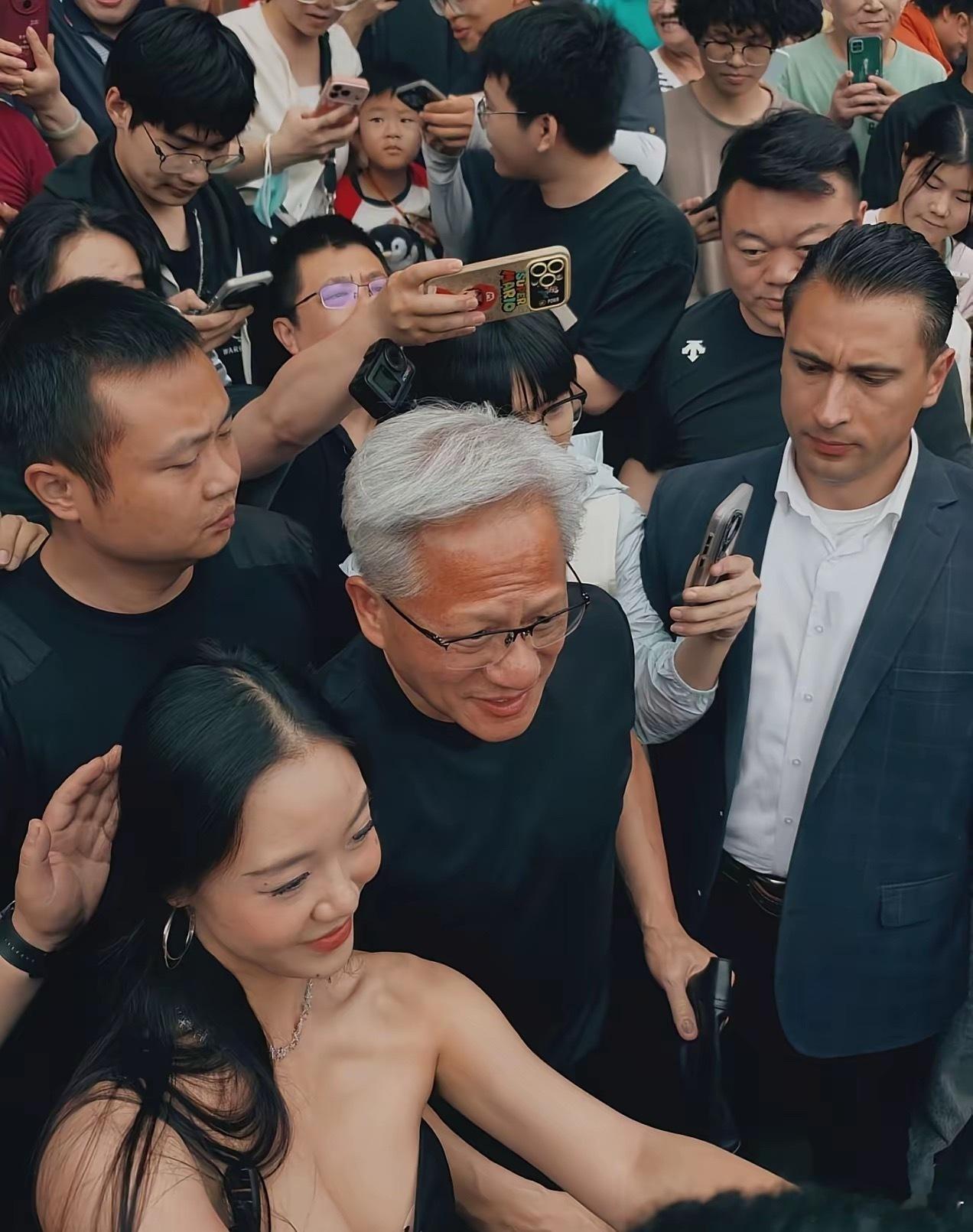 这个跟皮衣黄合照的小姐姐身材不错，另外老黄这个大鼻头一看就富有，相学可能真的有可