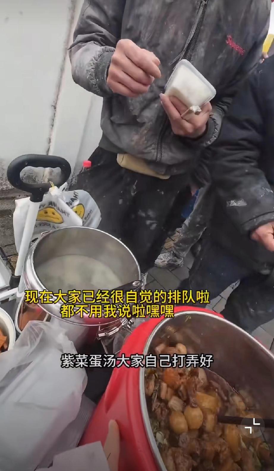 杭州某工地，女子卖盒饭被工地食堂大姐多次驱赶，大姐推搡辱骂说女子是站街女。
警察
