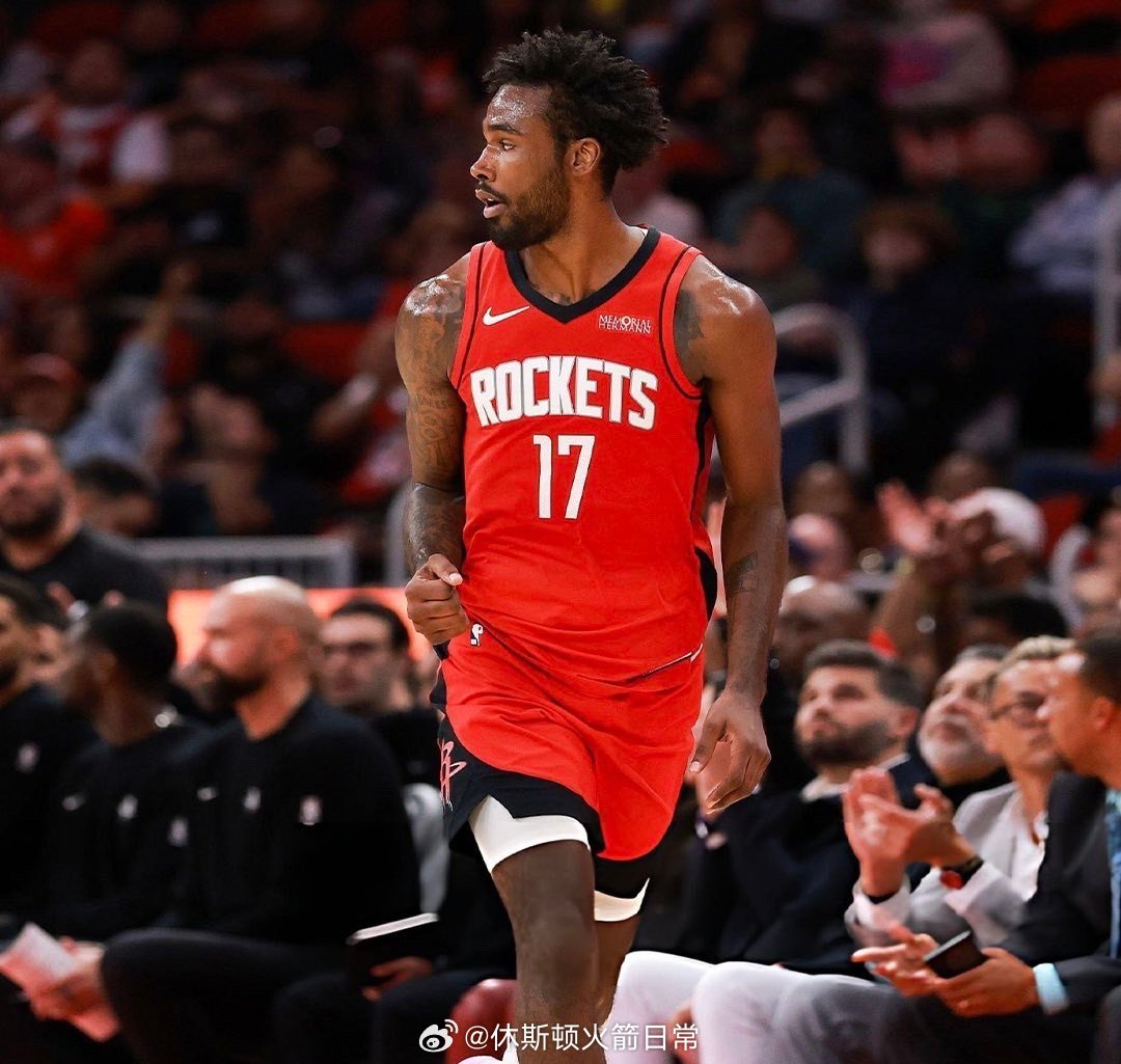 记者询问此前球队会议的内容，伊森说：“ 那次会议非常重要。我们把所有事情都摊开来