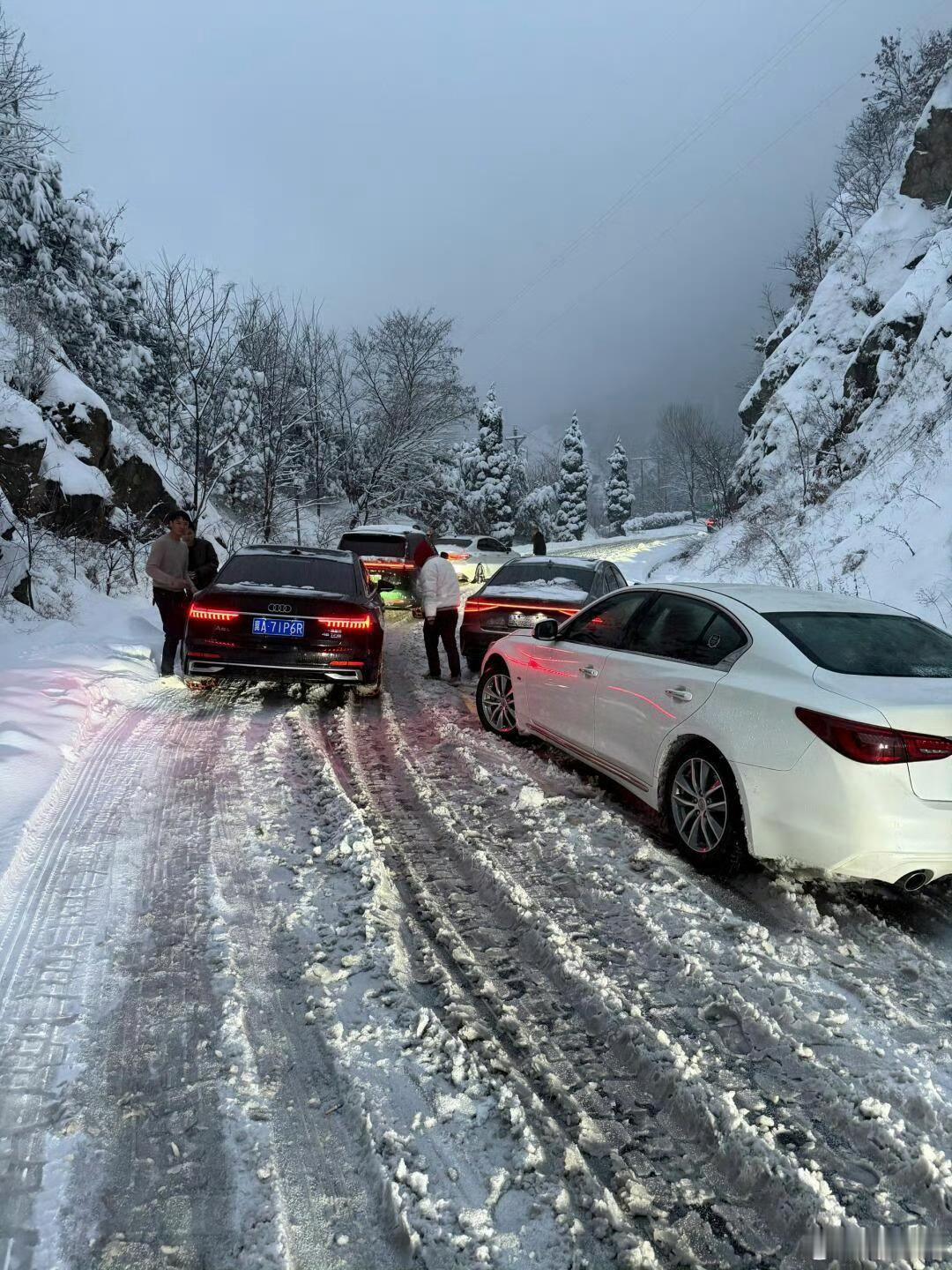 中国中部地区开始有雪了，开车回家过年的朋友们最好提前查好路况。有网友已经堵路上了