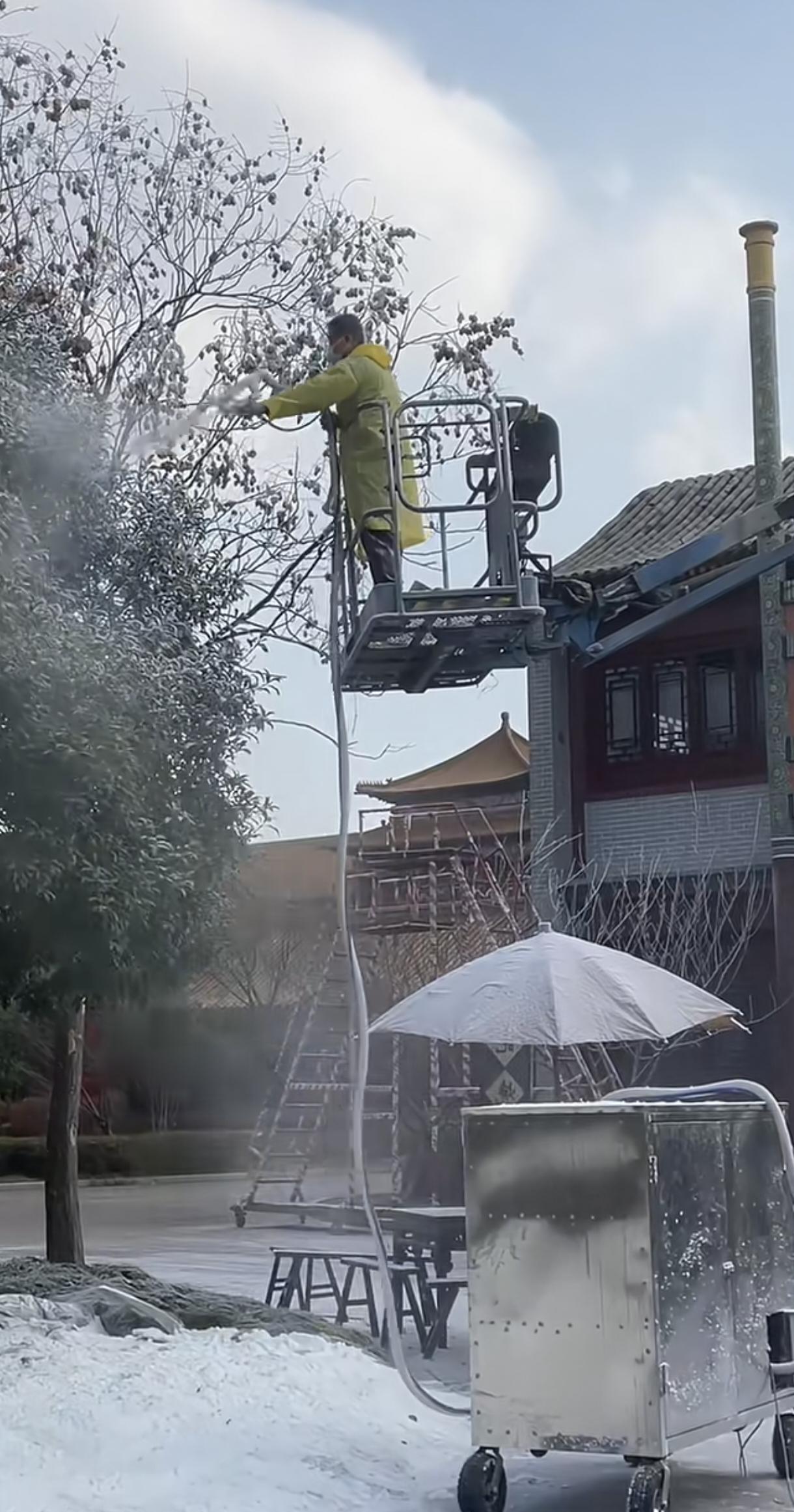 人造雪感觉臭的，不然师傅也不会戴口罩。现在绿幕后期合成技术水平很高了，夏拍冬，晴