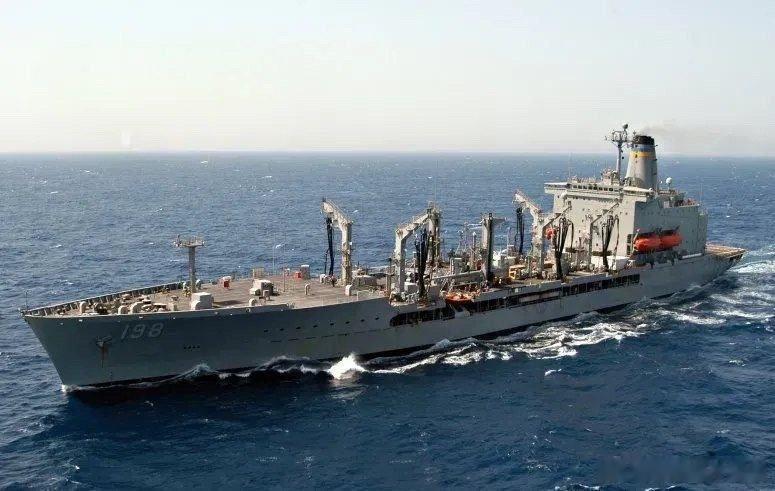 昨天，阿拉伯海胡塞武装用反舰导弹击毁了美国“大角号”号油轮。油轮被拖至最近的港口