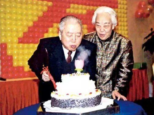 人到老年最值得炫耀的是什么？是那一身经历刻画出的皱纹，还是那双曾历经风雨依旧坚定