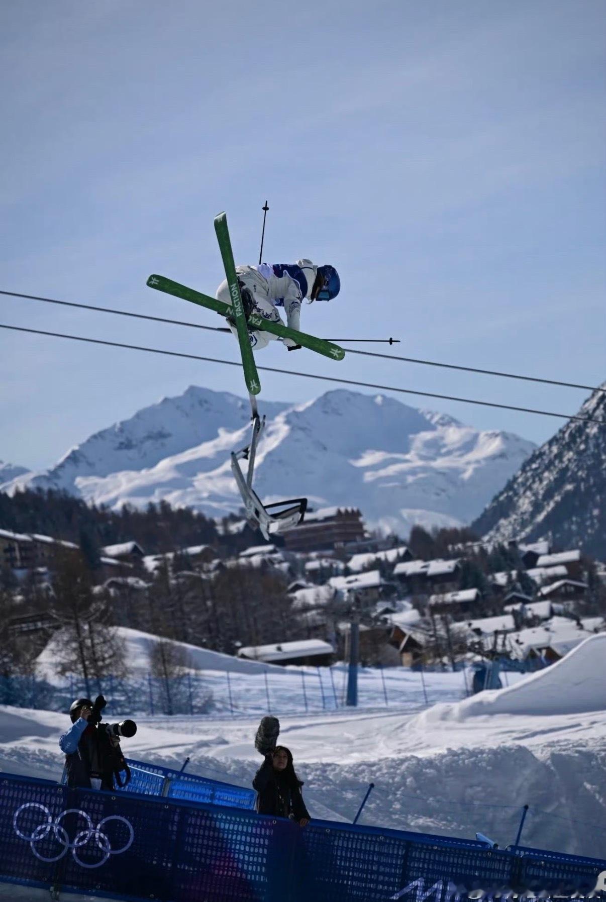 谷爱凌回应冬奥最大收获谷爱凌说，冬奥最大的收获，是给屏幕前的女孩们种下新的梦想。