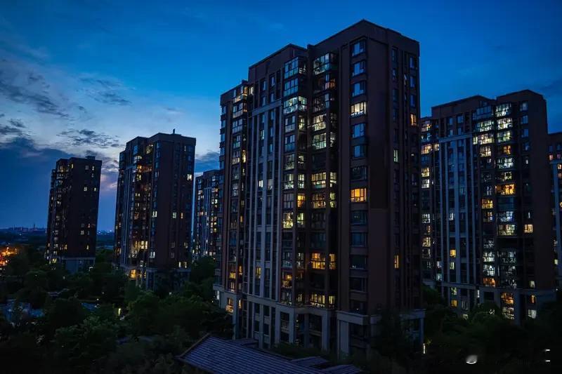 晚上点外卖，物业不开门可太闹心了。之前我也遇到过这事儿，肚子饿得咕咕叫，外卖到了