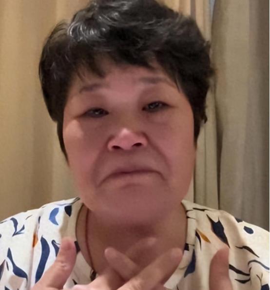 把观众当猴耍？一夜爆红的房主任真实面目曝光，嘴里竟没一句实话
 

在这个信息爆