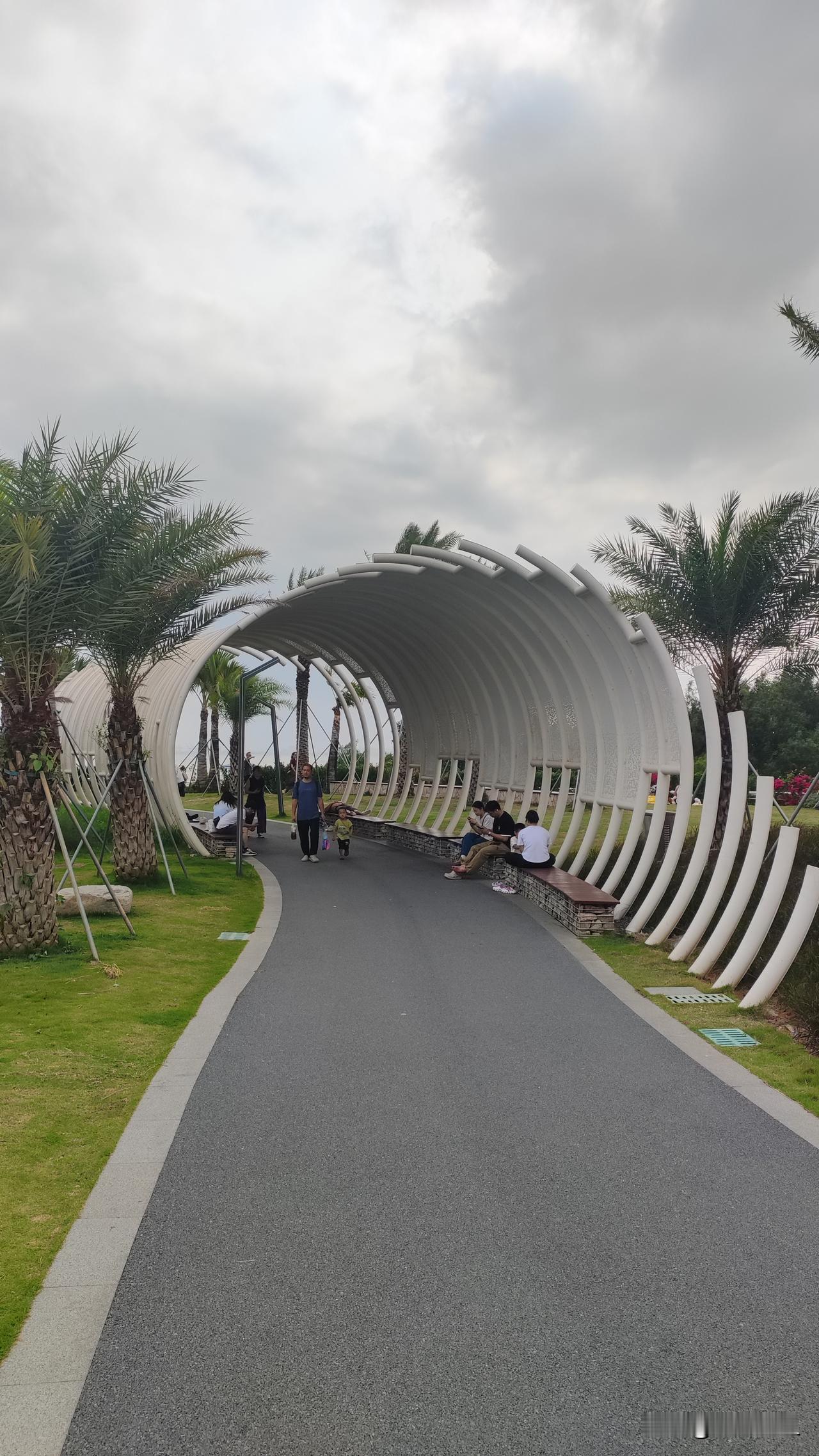 春日生活，
漫步东莞滨海湾·花海里。
营地、草坪、海景，
风光秀丽，休闲惬意。