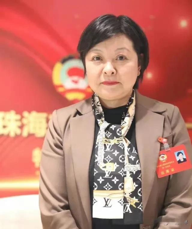 #戴LV丝巾受访的女局长被查#【戴LV丝巾受访的女局长，任新职5个月后被查】10