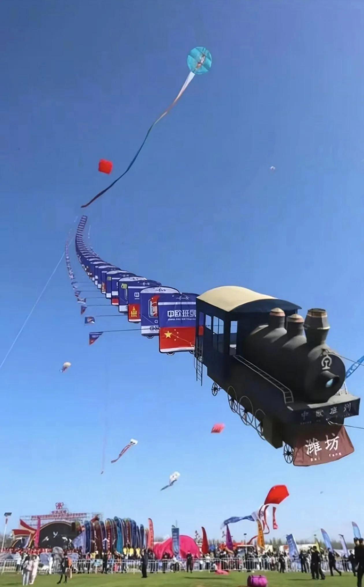 潍坊的风筝
我感觉可以用“人类奇观”来形容了