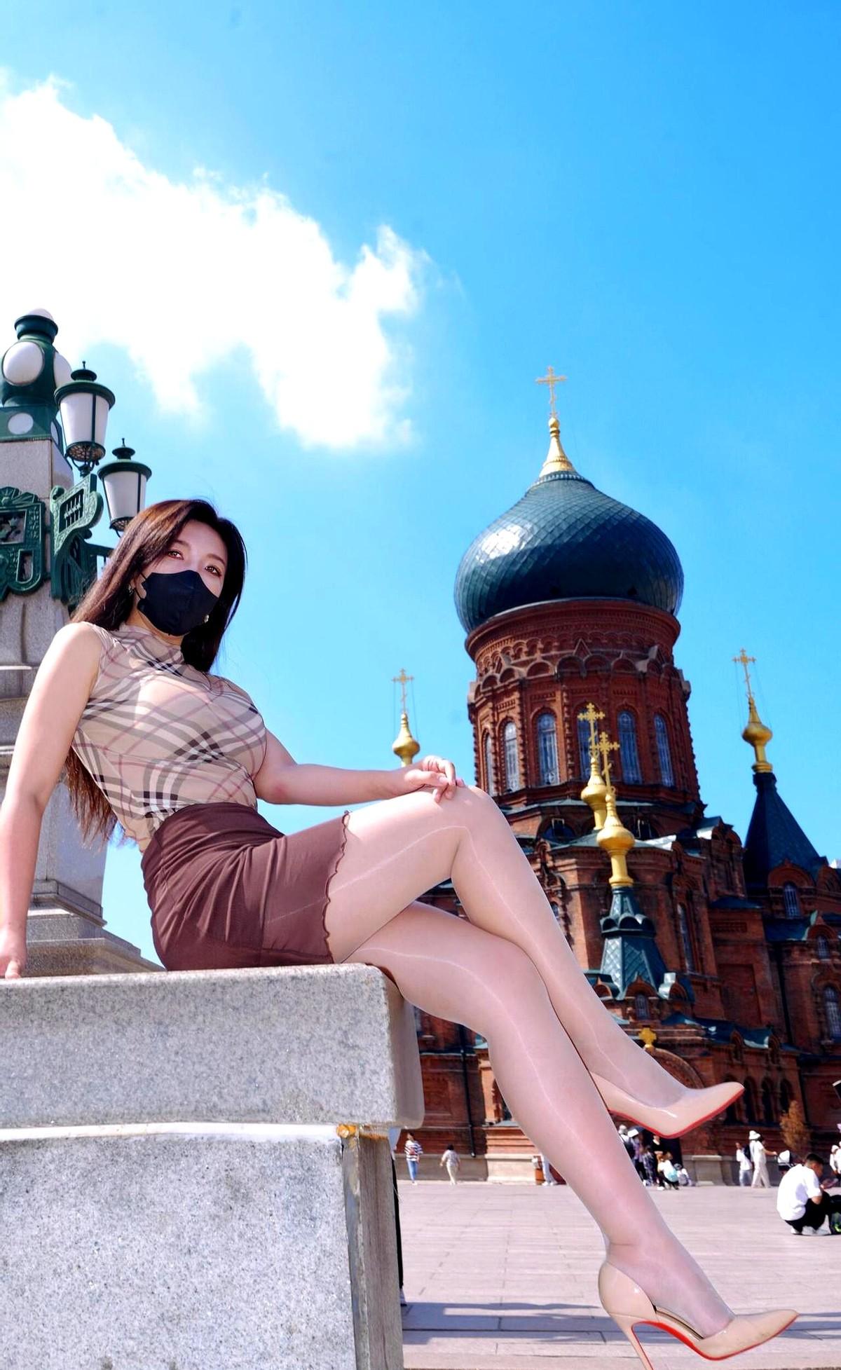 红砖砌成的穹顶下，风把格纹裙摆揉成夏的模样。
把建筑拍成氛围感背景板，让穹顶入镜