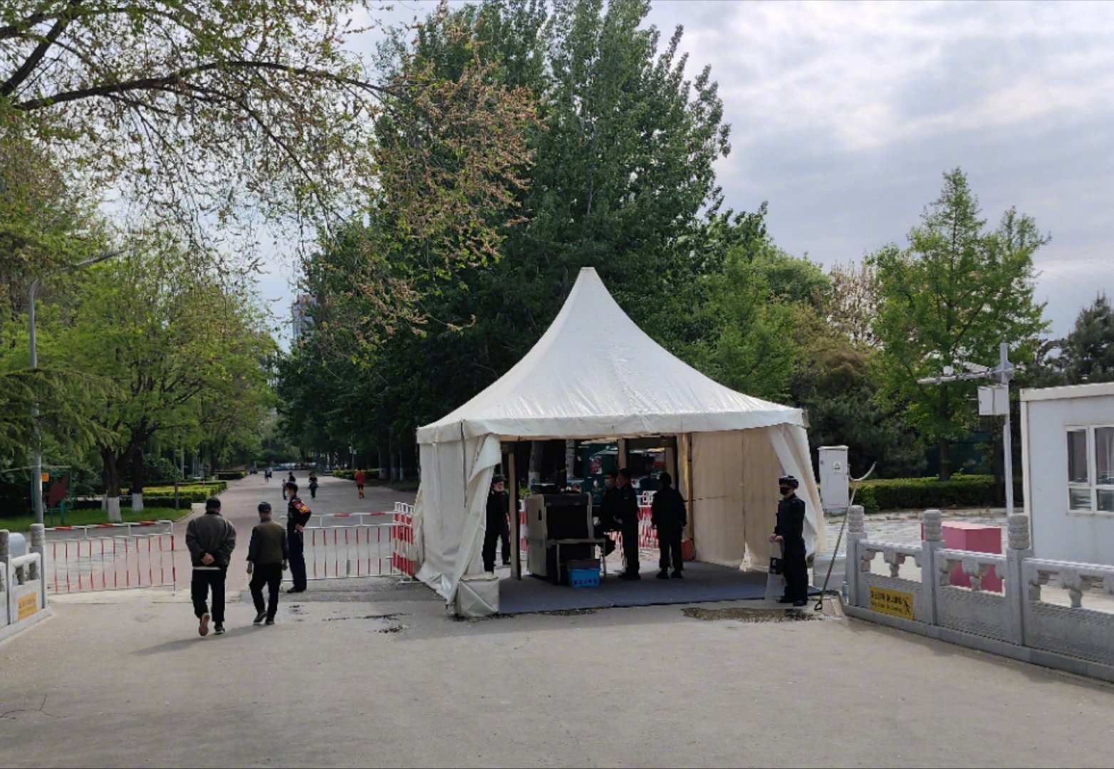 今天是周六，某公园里举办一个图书展，也在露天设立了安检站。这有必要吗？老胡个人觉