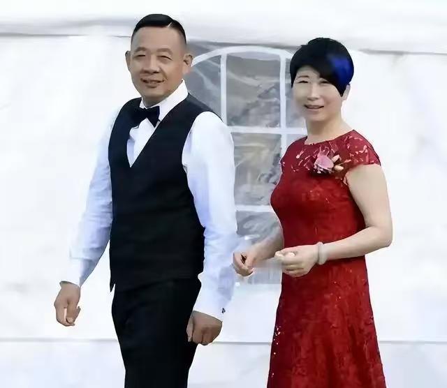 胖东来创始人于东来的妻子马丽端庄大方，她是于东来的结发妻子，她一直是他的坚强后盾