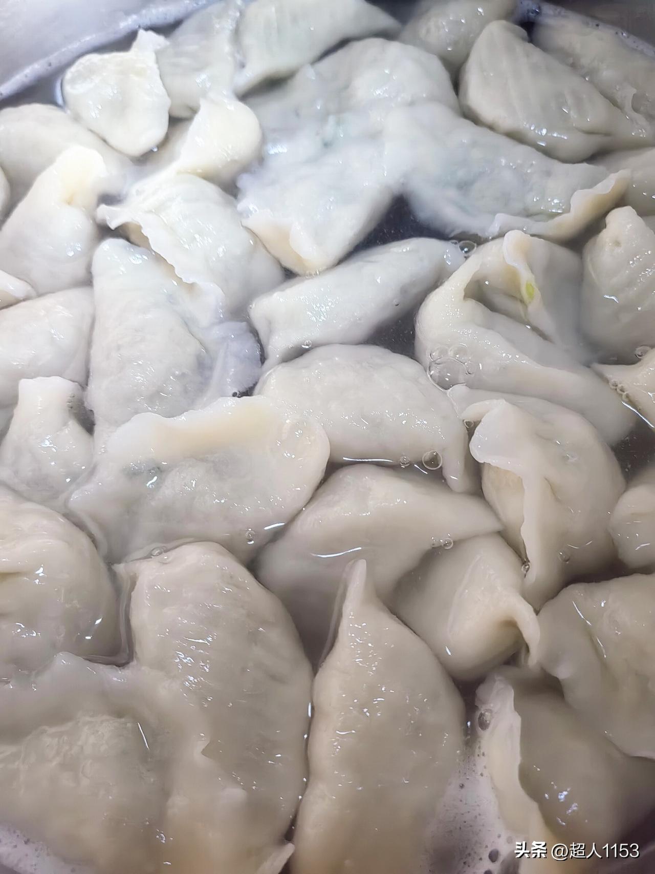 周六女儿、小宝休息，
今天就包饺子吧。

韭菜现在正当时，
包的是韭菜和肉馅。