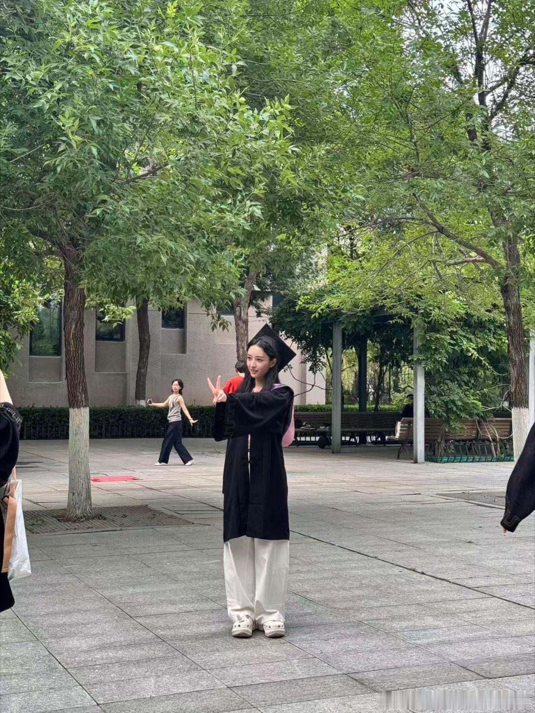 杨舒伊生图伟大的新人美中戏毕业生勇闯电影圈生图自带电影镜头质感，莫离女二完成惊艳