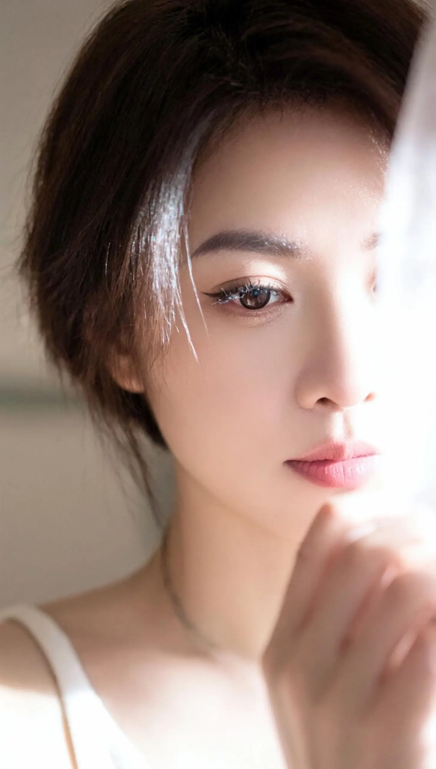 清透气质美 清透的你 光影下的短发女神 光影情绪写真 镜前氛围感写真