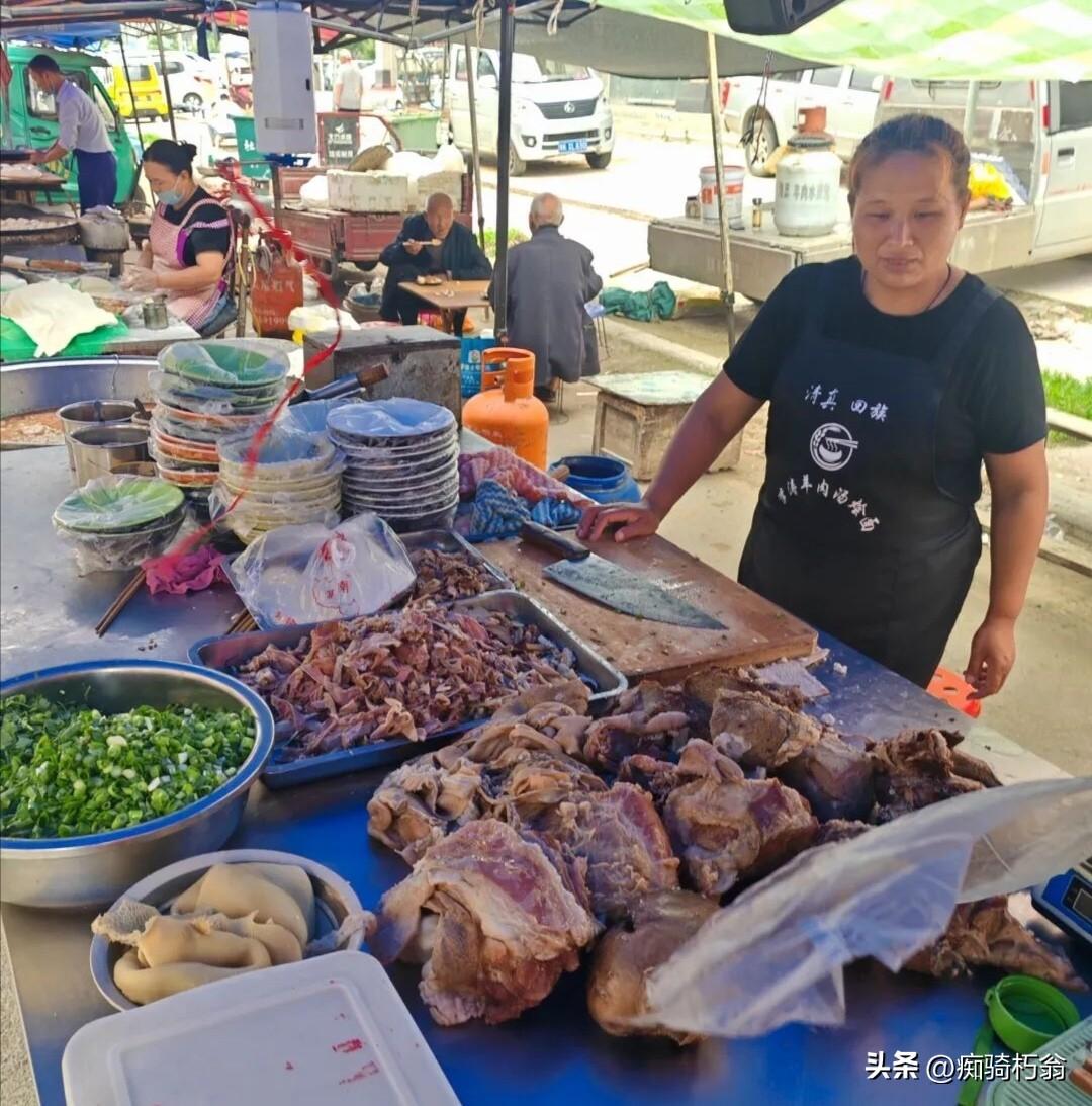 分享一张最近随手拍的照片盛夏的集贸市场多少有些冷清