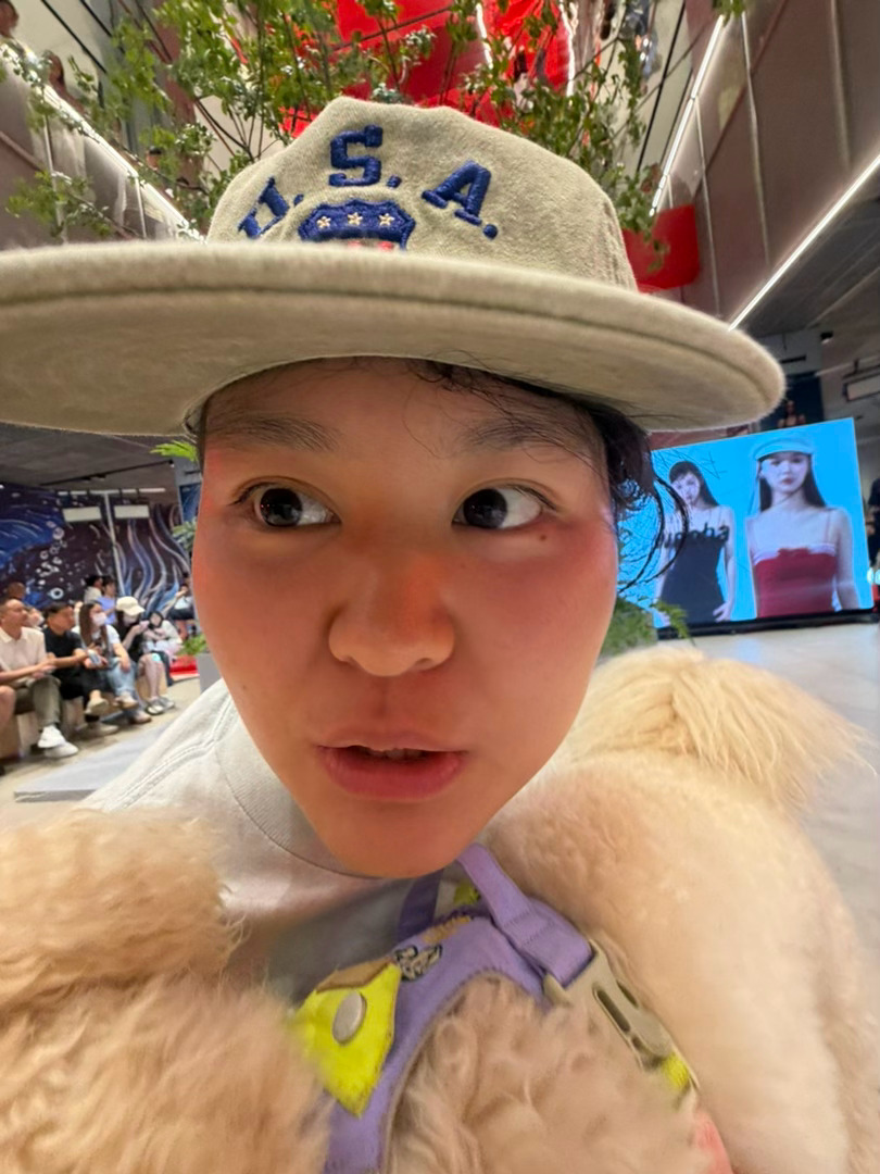 好难受昨天TX长沙开业喊我去看秀 两个人穿着拖鞋就出门了一进去大家都是全妆正装出