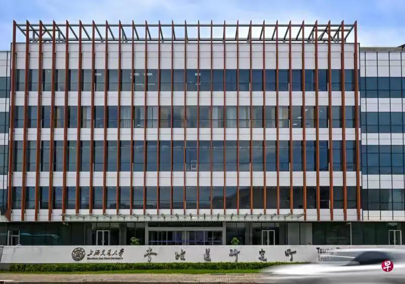 新加坡联合早报7月26日晚报道：“美国战争部一份最新名单将88家中国机构列为从事