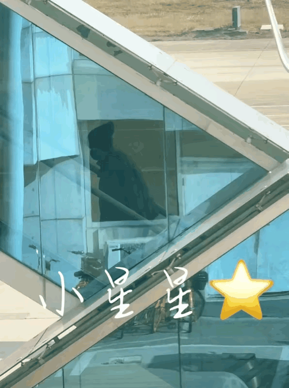 现身长沙机场的大头，保密工作做的真到位，据说也和莎莎一样，都是走的VIP通道！