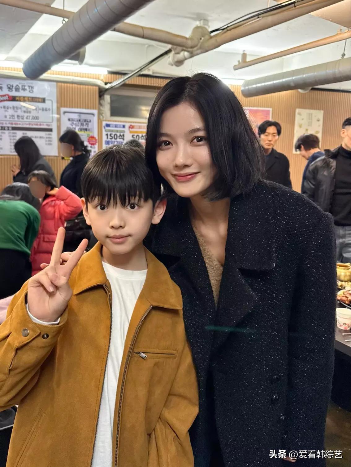 19日，演员金裕贞在Instagram上传了照片。公开的照片中，金裕贞与朴厚并肩