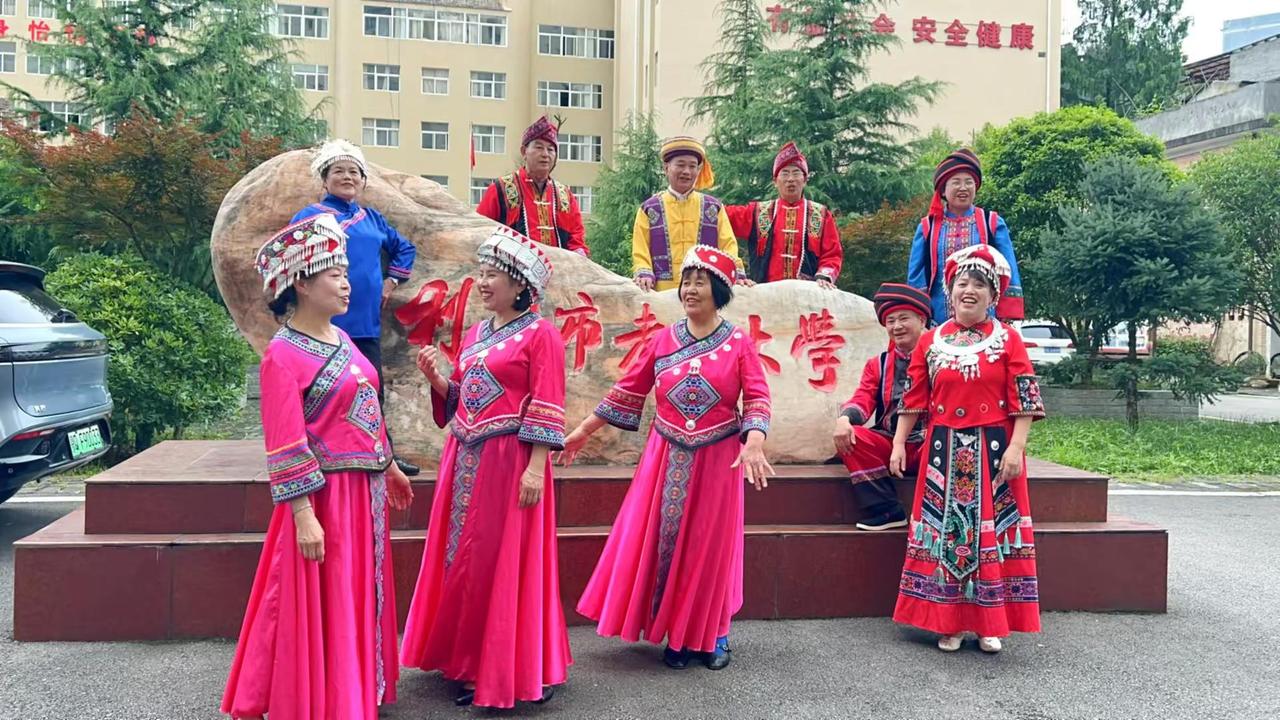 多彩民族风情 民族服装带来的自信 穿上少数民族服装过把瘾 民族艺术团队员 民族走