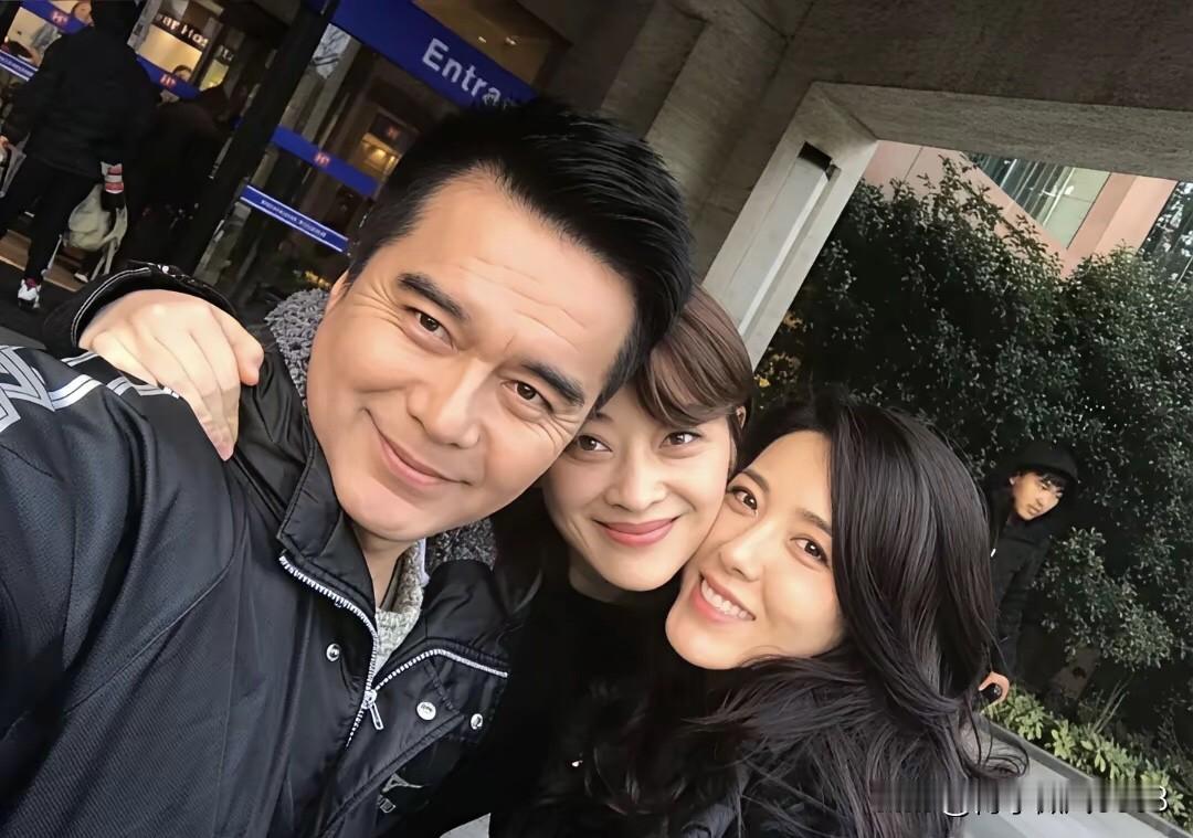 许亚军真是幸福啊，有曾黎和梅婷两大美女一起合影，脸上的幸福都难以掩盖。梅婷和曾黎