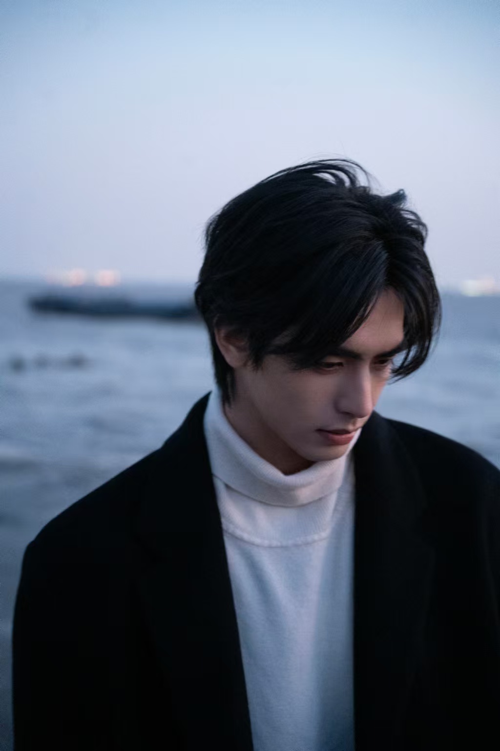 宋威龙眼神里的故事感  温柔又充满着一种氛围的色彩彰显的淋漓尽致，宋威龙眼神里的