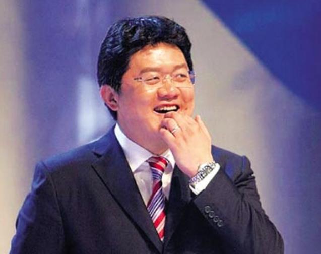 央视主持人张斌主持奥运新闻发布会时，妻子胡紫薇突然走上台前，拿起话筒公开表示：“