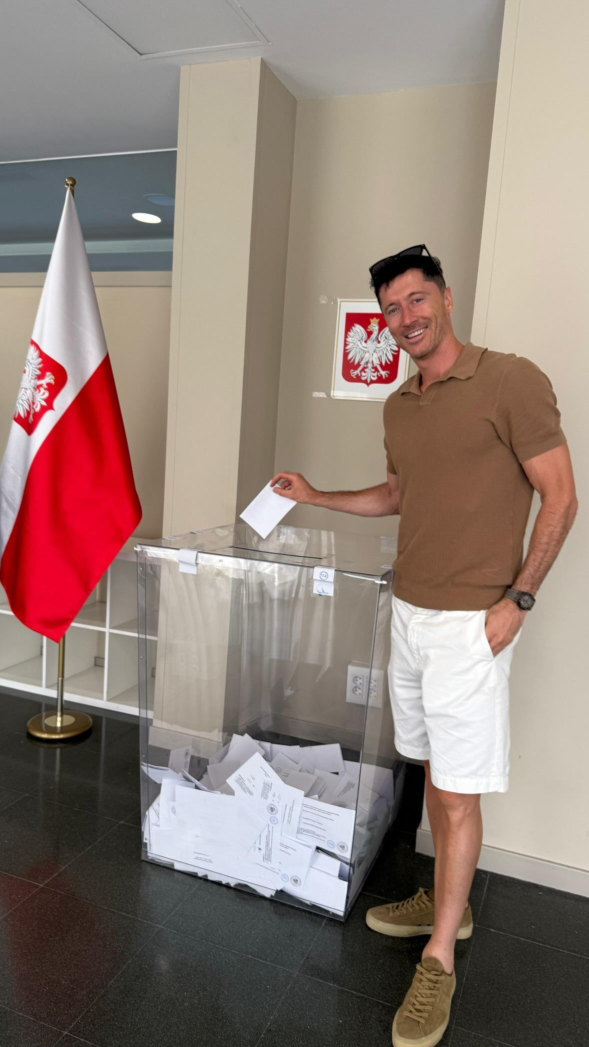 莱万多夫斯基参加 2025 年波兰总统选举投票🇵🇱巴萨热点现场至死不渝红蓝魂