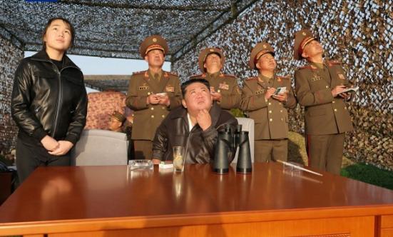 金正恩短短数小时连出两记重拳，一边疯狂扩建核设施，一边试射导弹，这一连串动作下来