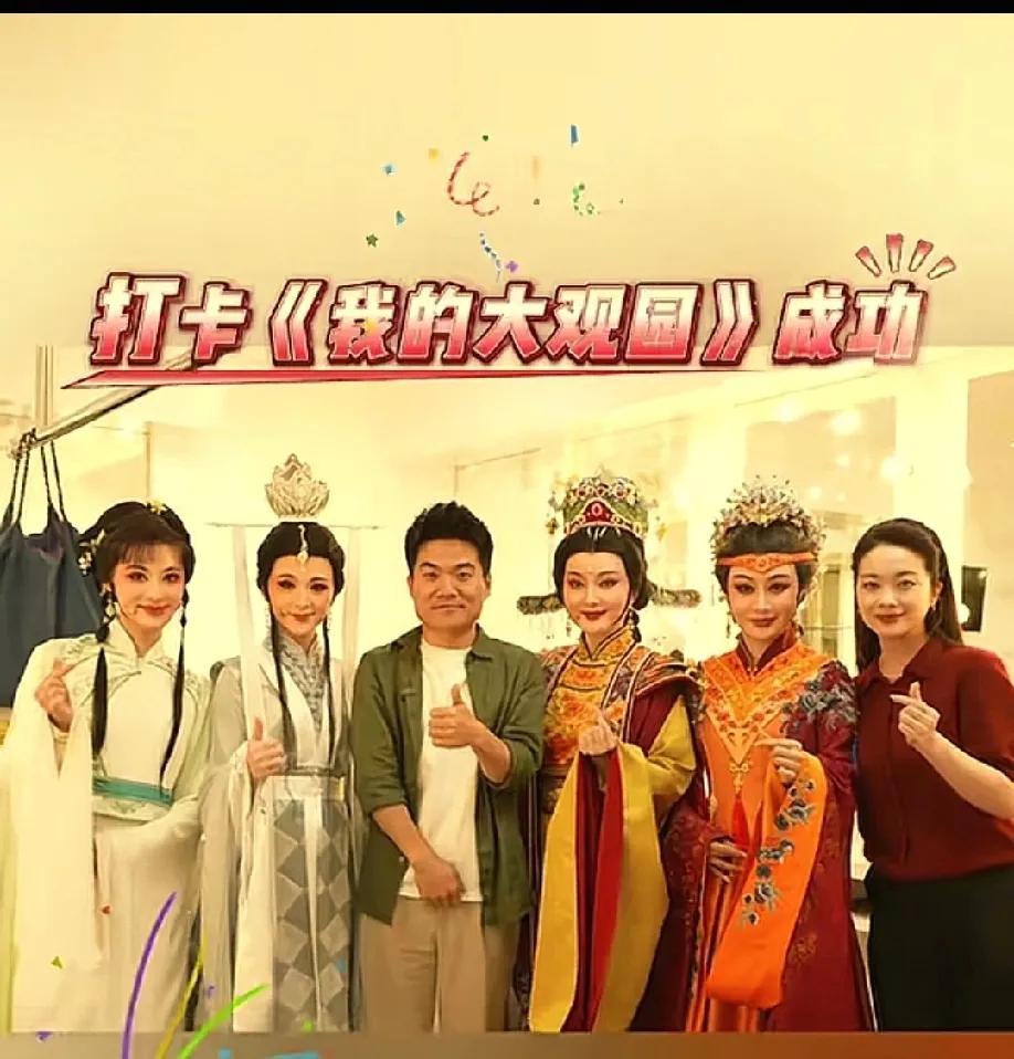 女孩子比心，他竖大拇指！一个简单合影把董宇辉的钢铁直男性格表现得淋漓尽致！幸好左