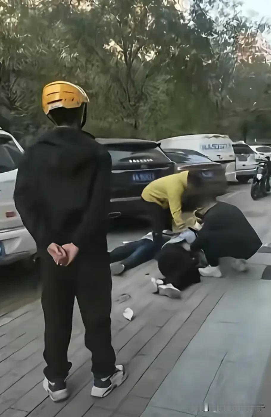 这小哥算正当防卫不？？

看视频貌似是这站长俩人干小哥，灰衣服鞋都踹掉了，搂着人