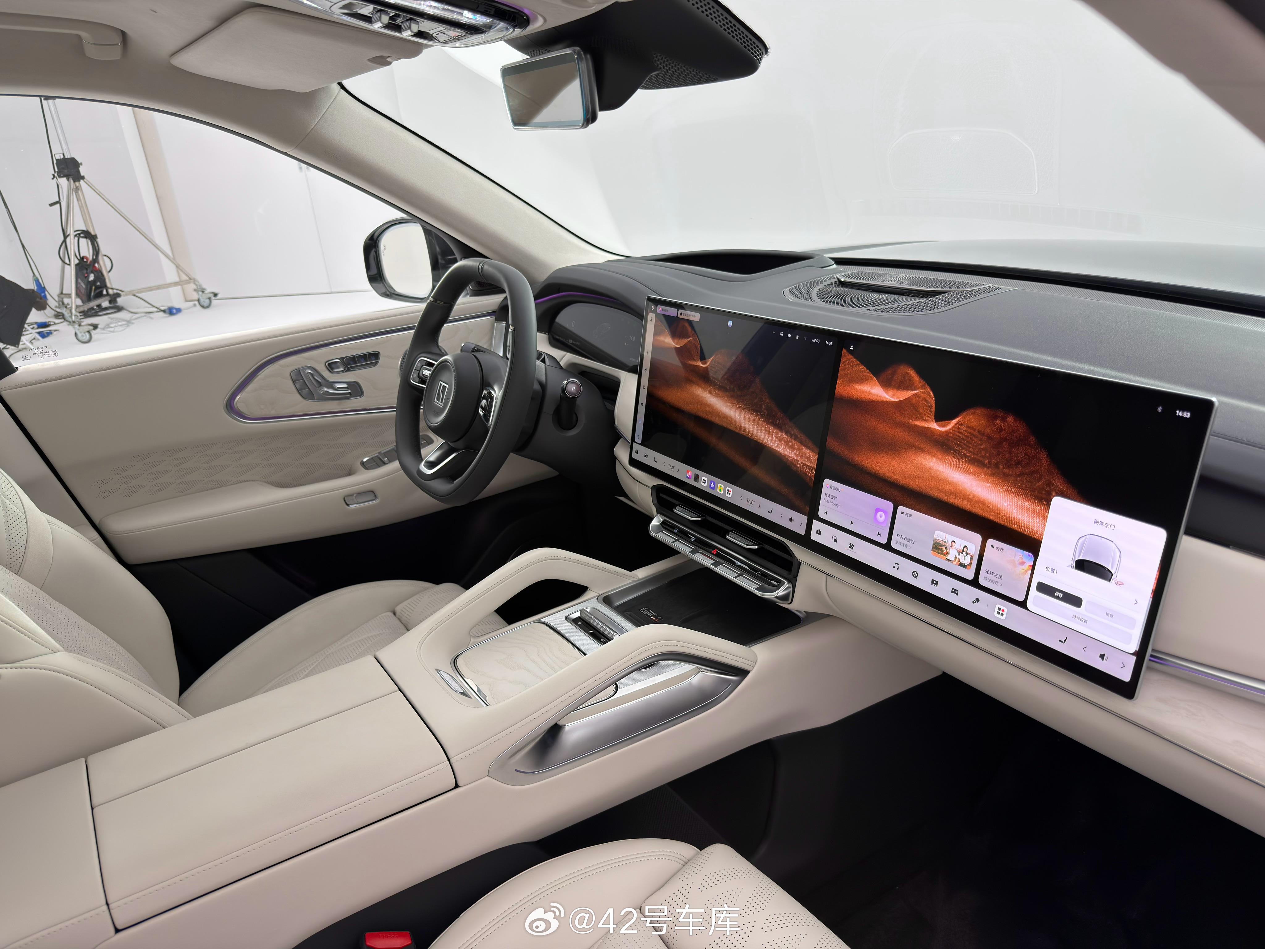 今天极氪 8X 内饰公布了，整体是延续了之前 9X 的设计风格，但相比于 9X 